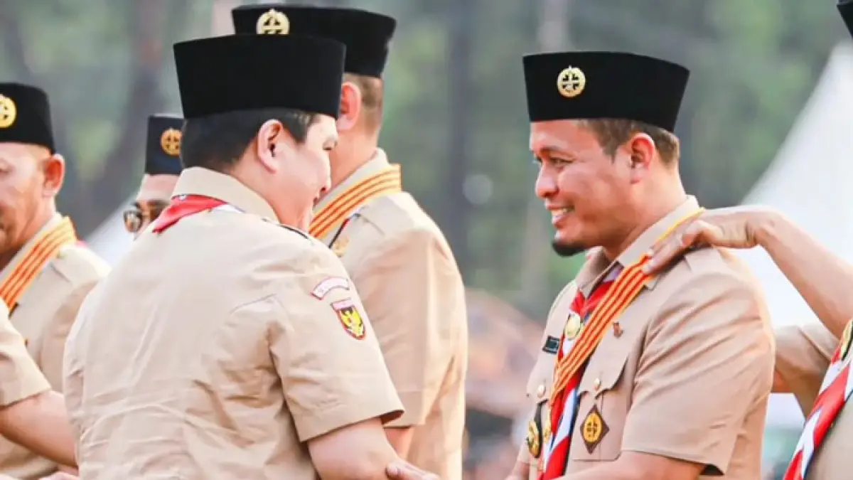 Wako Pekanbaru Agung Nugroho bersalaman dengan Menpora Erick Thohir usai menerima penghargaan Lencana Darma Bakti dari Kwartir Nasional (Kwarnas) Gerakan Pramuka, Jumat (14/8/2026). (Istimewa)