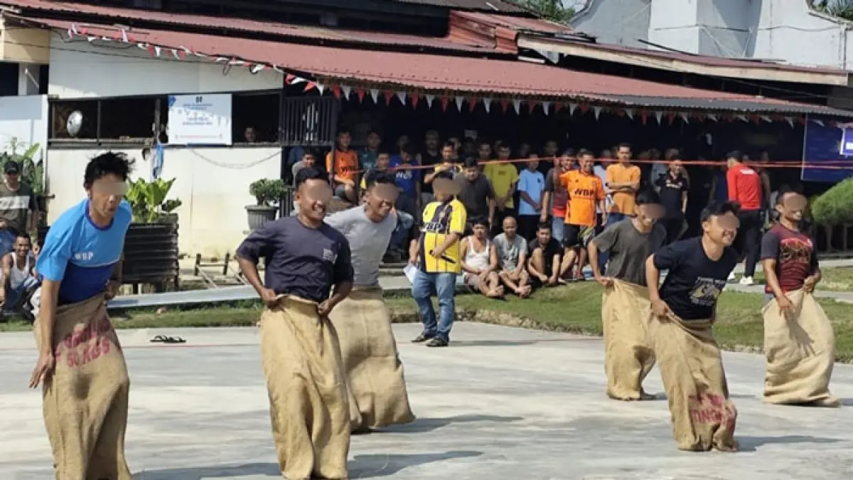 Warga Binaan Pemasyarakatan (WBP) di Rumah Tahanan Negara (Rutan) Kelas IIB Rengat saat mengikuti lomba dalam rangka memeriahkan HUT 81 kemerdekaan RI, Ahad (16/8/2026). (Rutan Rengat untuk Riaupos.co)