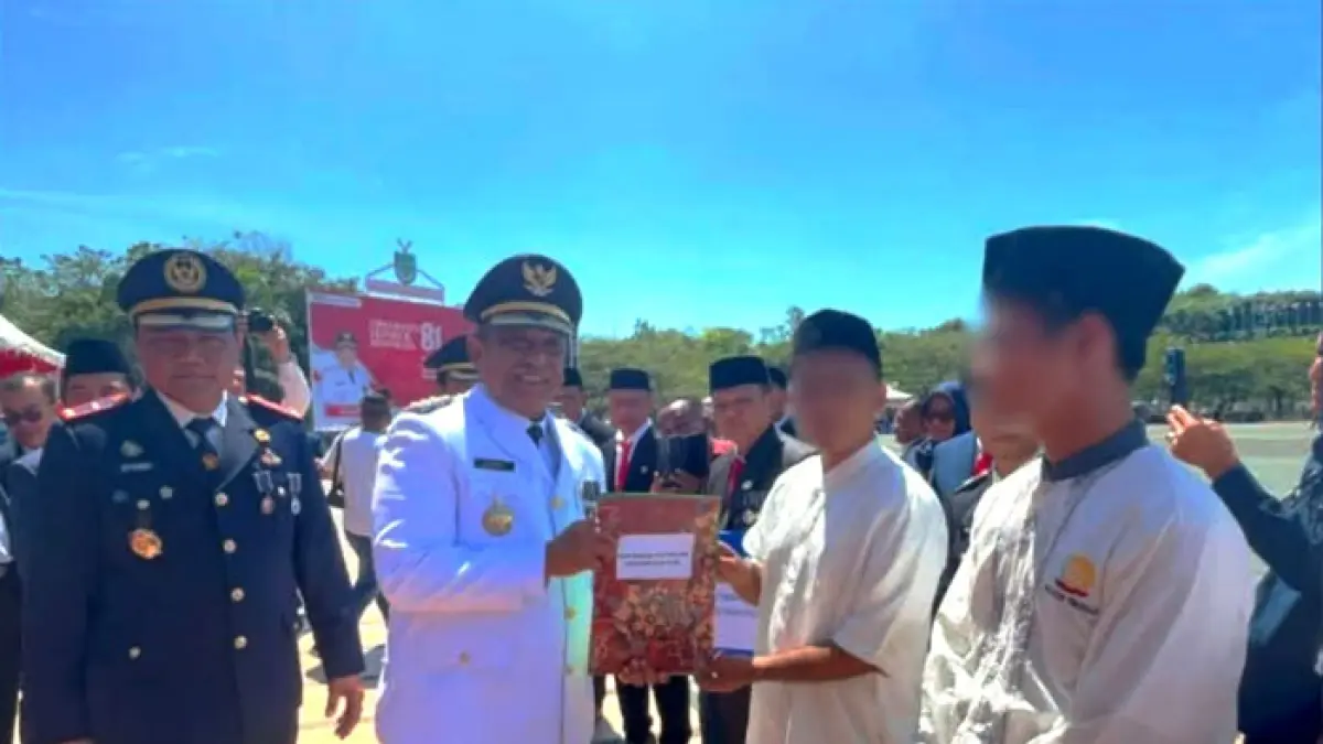 Bupati Rohul Anton didampingi Kalapas Kelas IIB Pasirpengaraian Efendi Parlindungan Purba secara simbolis serahkan remisi kepada perwakilan warga binaan usai upacara peringatan HUT ke-81 Kemerdekaan RI tingkat kabupaten di halaman kantor bupati, Senin (17/8/2026). (Engki Prima Putra untuk Riaupos.co)