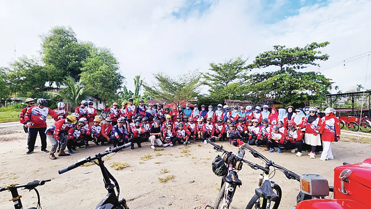 Anggota Komunitas Sepeda Pensiunan Chevron Indonesia (KOSPEC) Duri & Family foto bersama saat mengikuti iven gowes, baru-baru ini. (KOSPEC UNTUK RIAU POS)