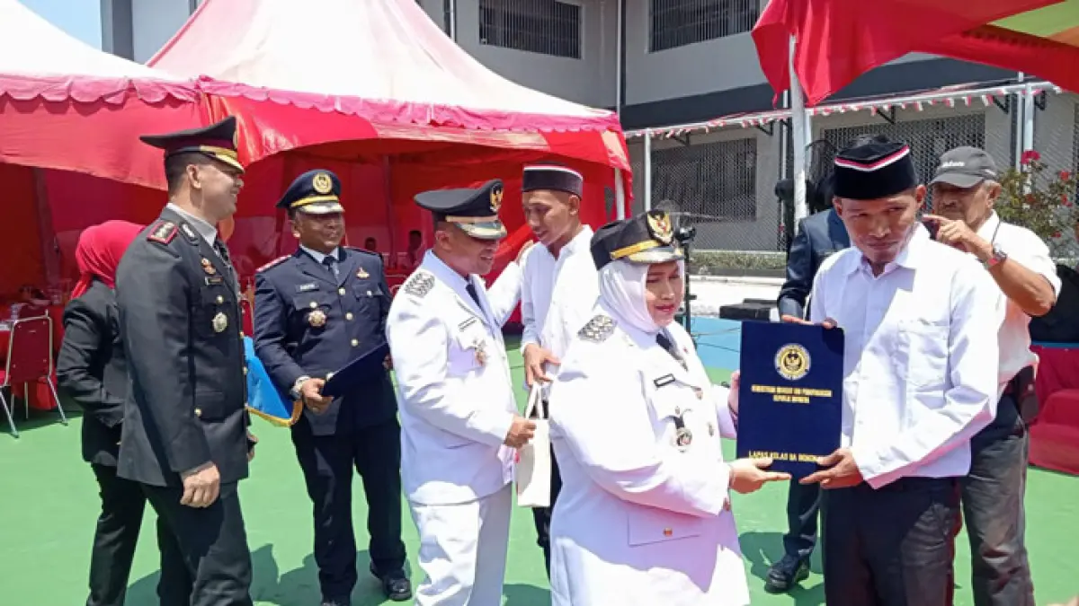 Bupati Bengkalis Kasmarni menyerahkan remisi bagi warga binaan Lembaga Pemasyarakatan (Lapas) Kelas IIA Bengkalis pada, HUT ke-81 Republik Indonesia Senin (17/8/2026). (Istimewa)