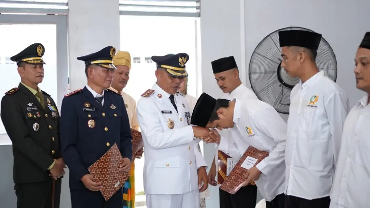 Bupati Inhil Herman menyerahkan SK remisi secara simbolis kepada warga binaan Lapas Kelas IIA Tembilahan pada peringatan HUT ke-81 Kemerdekaan RI, Senin (17/8/2026). (Istimewa)