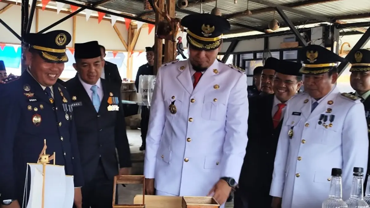 Bupati Inhu, Ade Agus Hartanto dan Wabup Inhu, H Hendrizal dan Forkompinda didampingi Kepala Rutan Rengat, Dedy Irawan saat melihat hasil kerajinan WBP usai pemberian remisi, Senin (17/8/2027). (Raja Kasmedi/Riaupos.co)