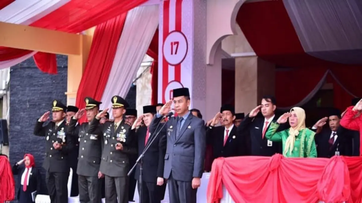 Bupati Kampar H Ahmad Yuzar memimpin Upacara Peringatan HUT ke-81 Kemerdekaan RI tingkat Kabupaten Kampar di Lapangan Pelajar Bangkinang, Senin (17/8/2026). (Diskominfo Kampar untuk Riaupos.co)
