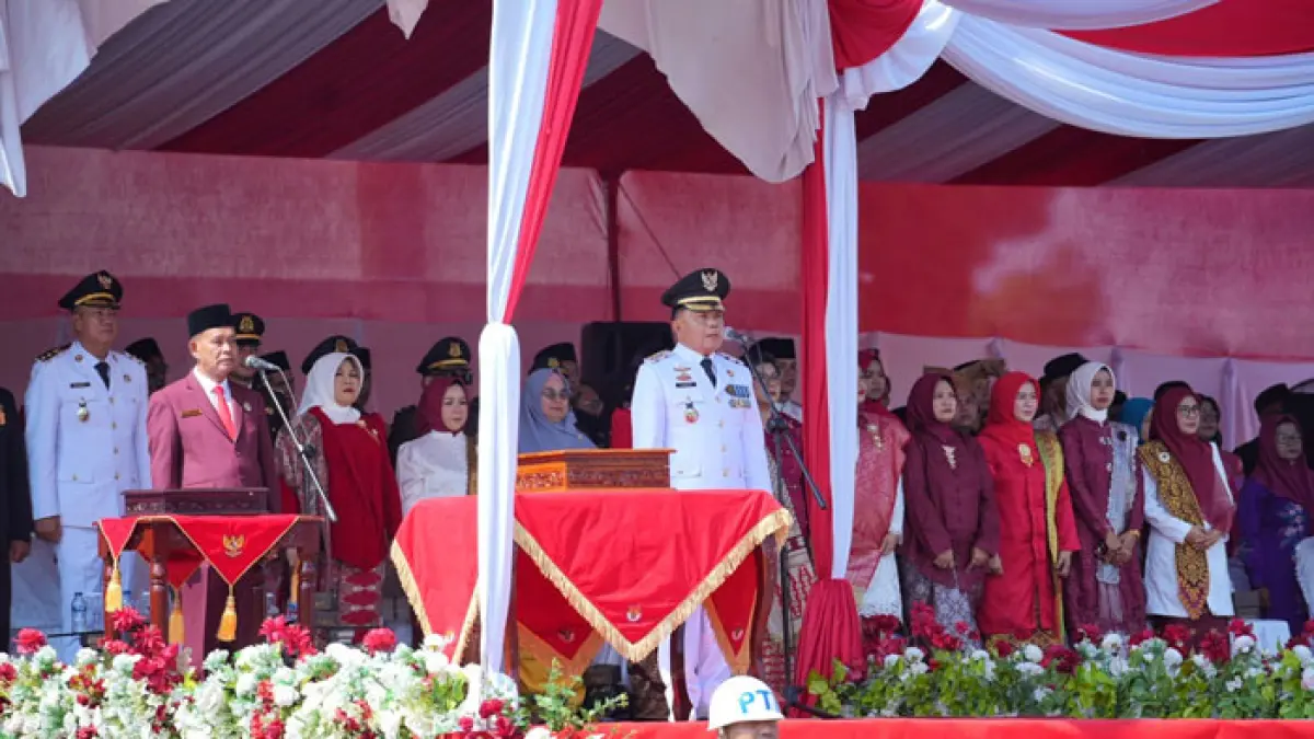Bupati Kepulauan Meranti AKBP (Purn.) H. Asmar saat memimpin upacara HUT ke-81 RI di Halaman Kantor Bupati Kepulauan Meranti, Selatpanjang, Senin (17/8/2026). (Istimewa)