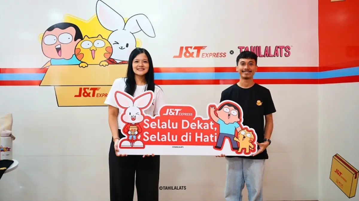 Herline Septia (kiri), Brand Manager J&T Express dan Nurfadli Mursiding (kanan), Creator Tahilalats saat melakukan peluncuran resmi kolaborasi J&T Express dengan Tahilalats Kamis (13/8/2026) di Drop Point Signature J&T Express Depok, Jawa Barat. (istimewa)