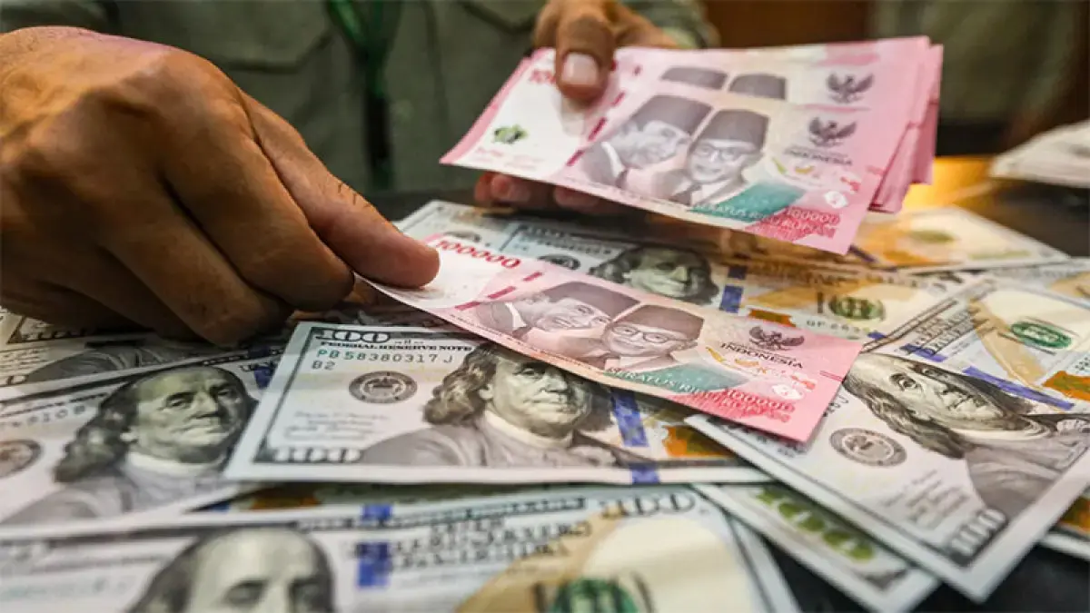 Karyawan menghitung uang rupiah dan dolar Amerika Serikat (AS) di gerai penukaran mata uang asing Dollar Asia, Jakarta. (Salman Toyibi/Jawa Pos)

