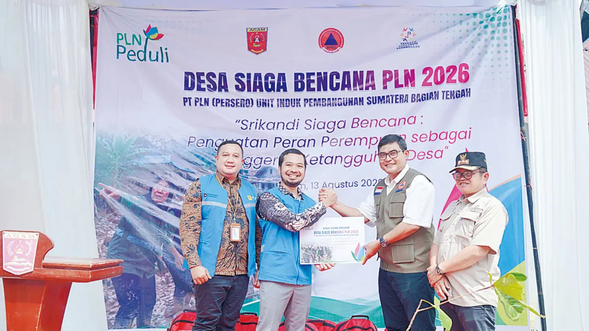 Manajer PT PLN (Persero) UPP Sumbagteng 2 Iwan Arif Setiyawan menye­rahkan bantuan  di Nagari Salareh Aia, Kecamatan Palembayan, Kabupaten Agam, Sumatera Barat, beberapa waktu lalu.