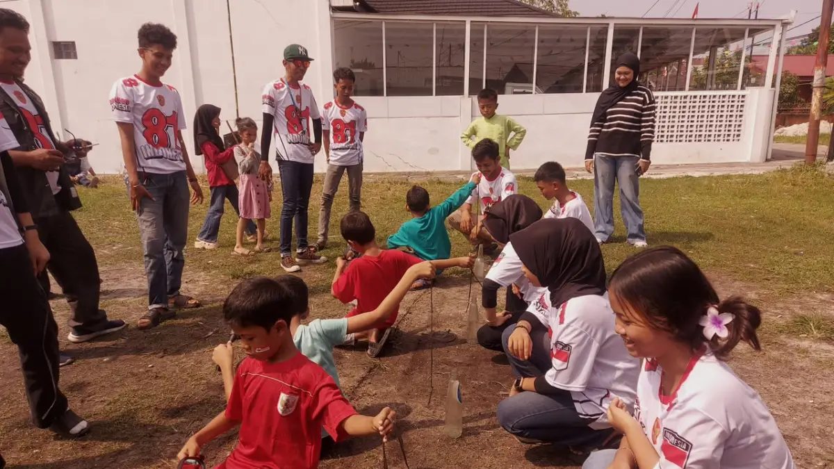 Perlombaan dalam rangka memperingati HUT ke-81 Republik Indonesia di Gang Cemara RT 05 RW 01, Kecamatan Senapelan, Pekanbaru, Senin (17/8/2026).