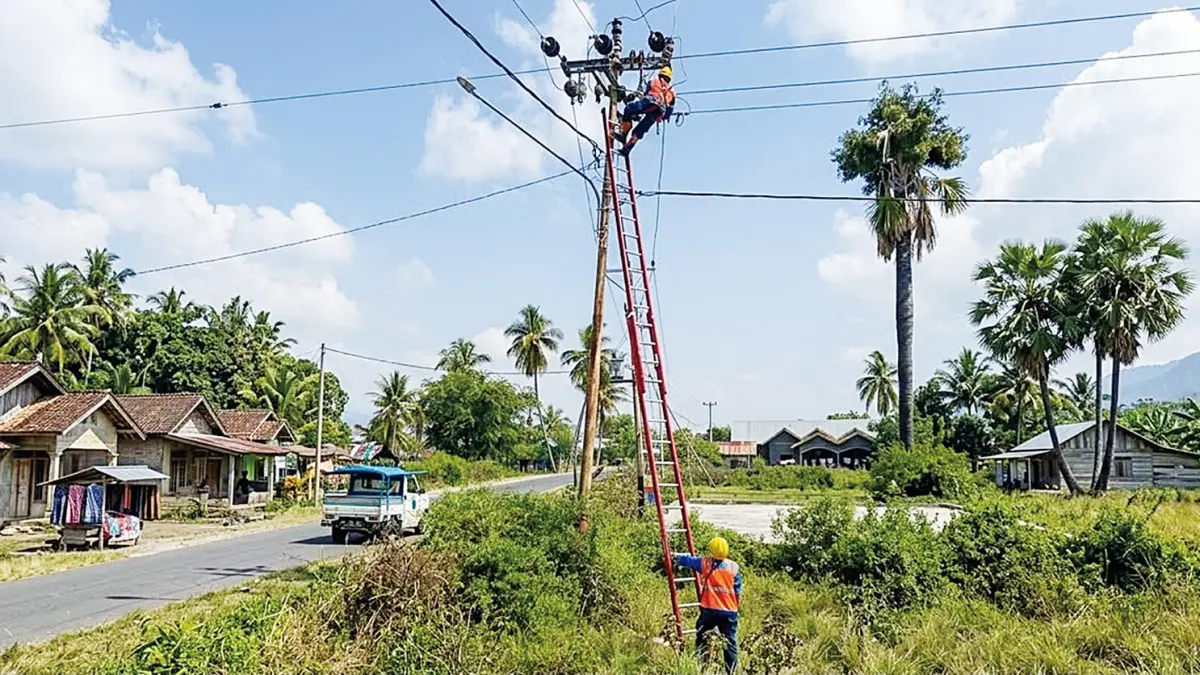 Petugas PLN tengah melakukan pemulihan sistem kelistrikan di salah satu lokasi terdampak bencana gempa bumi Flores, Nusa Tenggara Timur.(Pt pln (persero) untuk Riau Pos)
