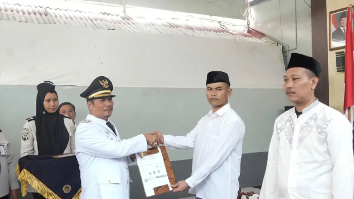 Plt Bupati Kuansing H Muklisin menyerahkan remisi secara simbolis pada warga binaan Permasyarakatan di Lapas Kelas II B Teluk Kuantan, Senin (17/8/2026). (Desriandi Candra/Riaupos.co)