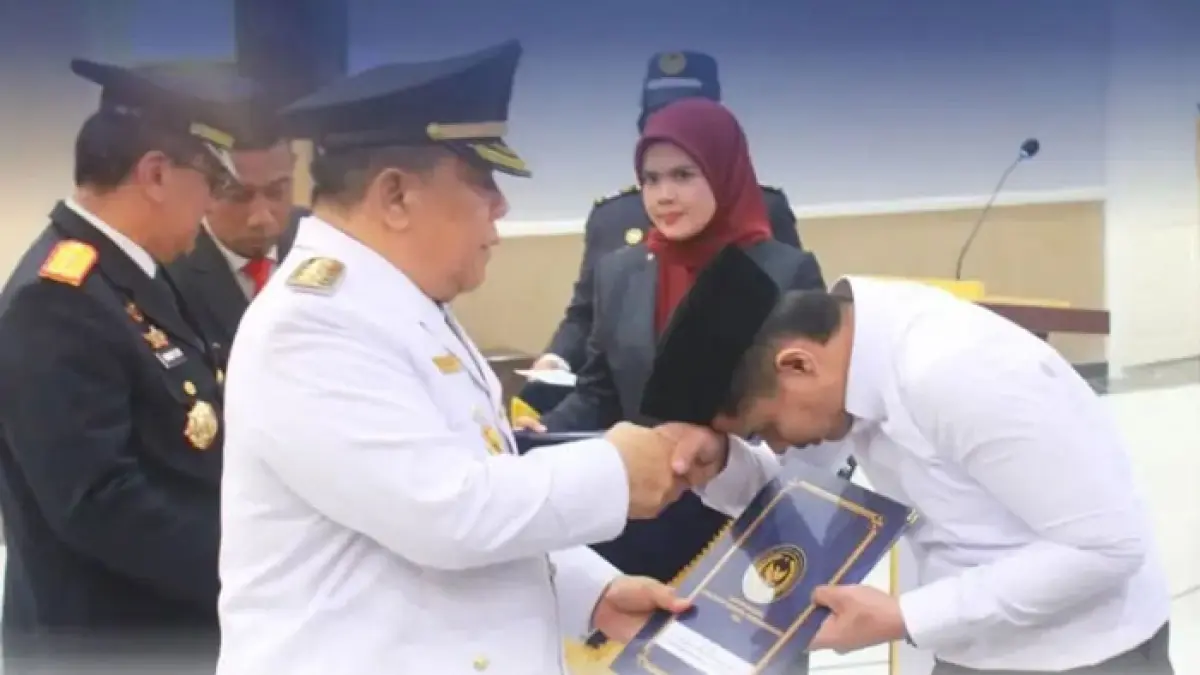 Plt Gubernur Riau SF Haryanto menyerahkan remisi secara simbolis kepada salah seorang napi usai upacara Kemerdekaan RI, Senin (17/8/2026). (Humas Kanwil Ditjenpas Riau untuk Riaupos.co)