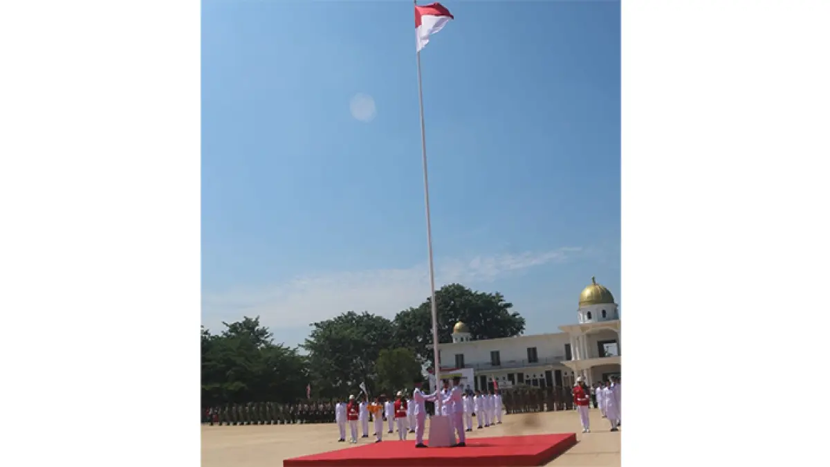 Prosesi pengibaran bendera peringatan HUT ke-81 RI berjalan lancar di Lapangan Purna MTQ Batu Enam, Bagansiapiapi, Senin (17/8/2026). (Zulfadhli/Riaupos.co).