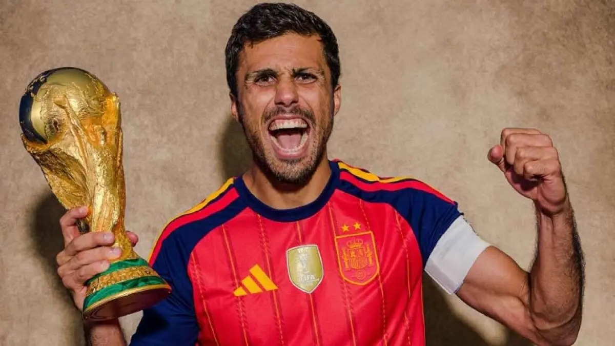 Rodri usai memenangkan Piala Dunia bersama Spanyol awal musim panas ini. (Ryan Pierse-FIFA/FIFA via Getty Images)