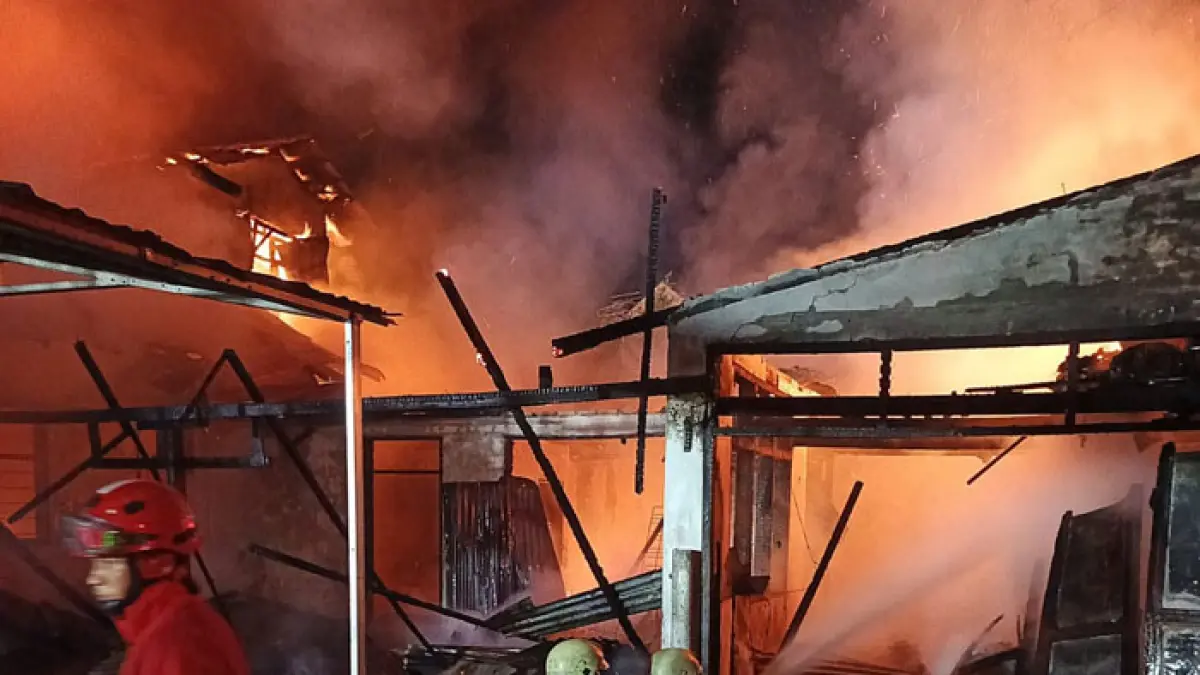Tampak petugas berjibaku melakukan upaya pemadaman kebakaran yang melanda sebuah rumah dua lantai di Jalan Chairil Anwar, RT 002/RW 003, Kelurahan Cinta Raja, Kecamatan Sail, Pekanbaru, Senin (17/8/2026) dini hari. (Damkar Kota Pekanbaru untuk Riaupos.co)