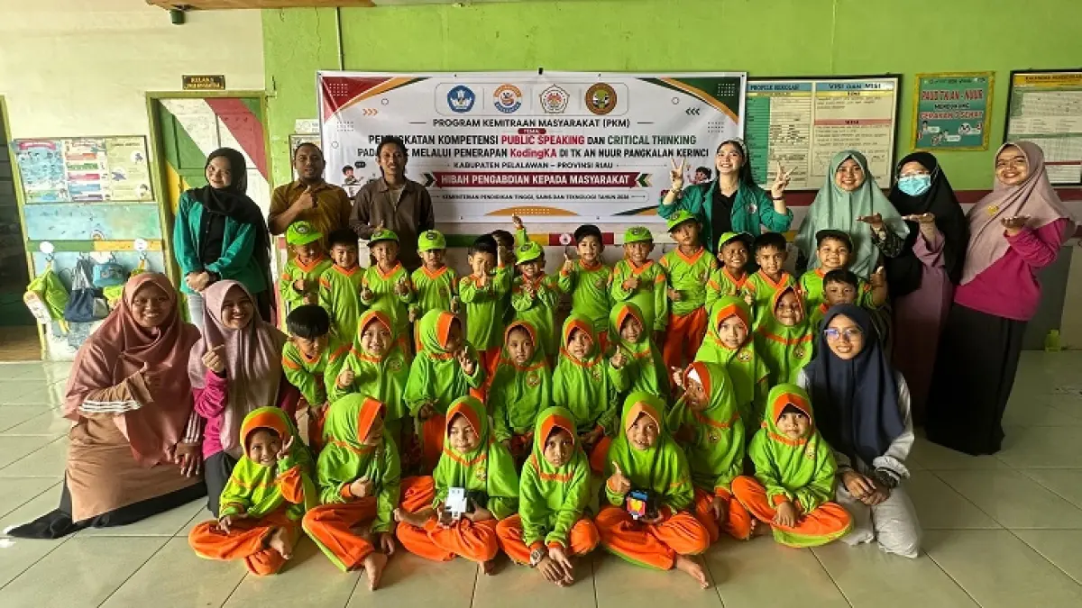 Tim pengabdian kepada masyarakat Dosen Universitas Hang Tuah Pekanbaru saat foto bersama guru dan murid TK An-Nuur Pangkalan Kerinci Timur, Kamis (30/7/2026). (UHTP untuk Riau Pos)