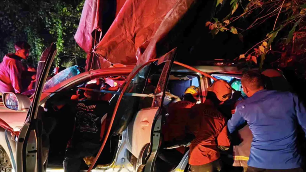 Tim SAR Gabungan mengevakuasi warga Pekanbaru yang terjepit di dalam mobil akibat tabrakan di Kelok 17, Koto Alam, Kabupaten Limapuluh Kota, Sumatera Barat, Sabtu (15/8/2026).(TIM SAR PADANG)