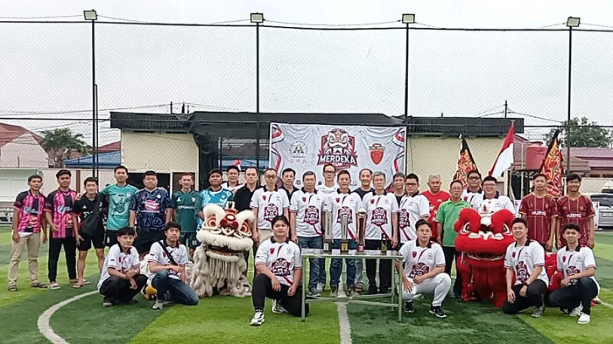 Tuako HBT Pekanbaru Harry Suwandi (tengah) bersama pengurus HBT Pekanbaru foto bersama para peserta turnamen mini soccer merdeka cup 2026, Senin (17/8/2026). (Prapti Dwi Lestari/Riaupos.co)