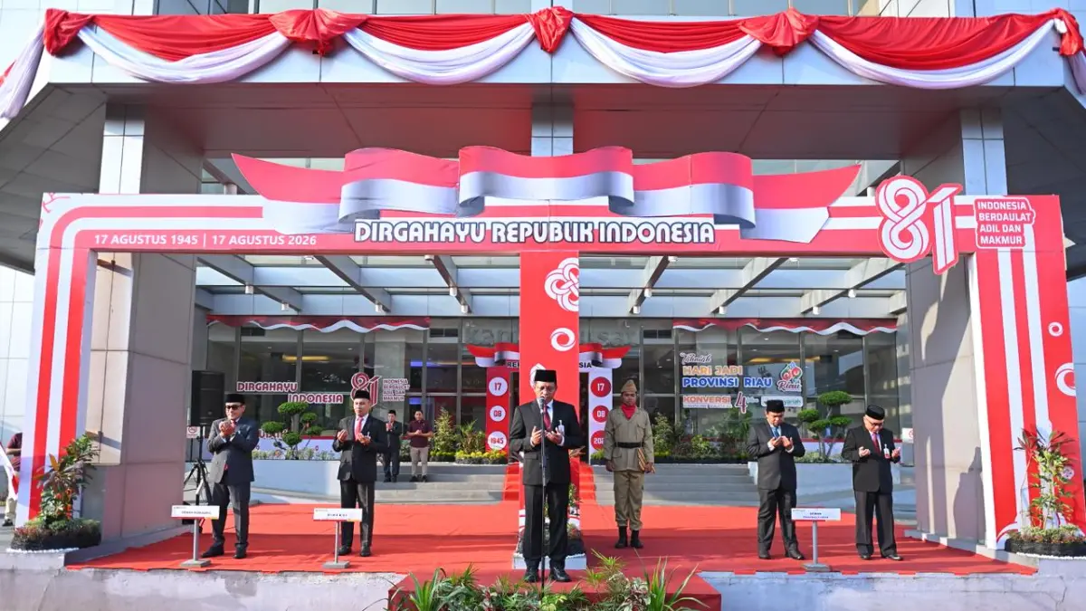 Upacara HUT RI ke 81 tahun dengan tema “Indonesia Berdaulat, Adil dan Makmur” di halaman Menara Dang Merdu BRK Syariah, Pekanbaru, Senin (17/8/2026).
