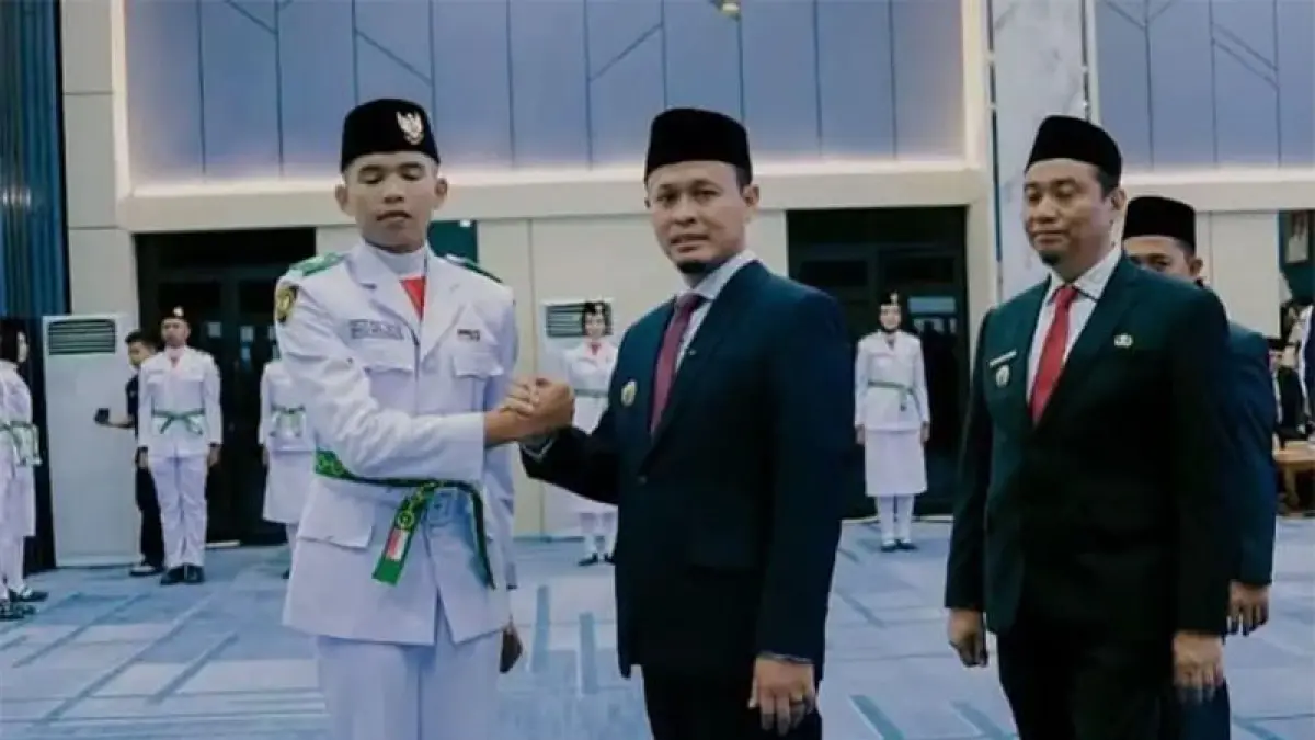 Wako Agung Nugroho didampingi Wawako Markarius Anwar menyalami pasukan pengibar bendera pusaka Pekanbaru yang dikukuhkan, Ahad (16/8/2026) di Ballroom Lantai 6 Gedung Utama Perkantoran Tenayan. (ISTIMEWA)