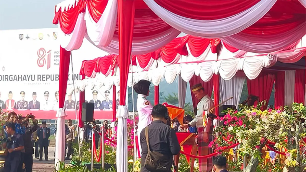 Wako Agung Nugroho menjadi inspektur upacara peringatan HUT RI di Kantor Wali Kota Pekanbaru di Tenayan Raya, Senin (17/8/2026). (M ALI NURMAN)