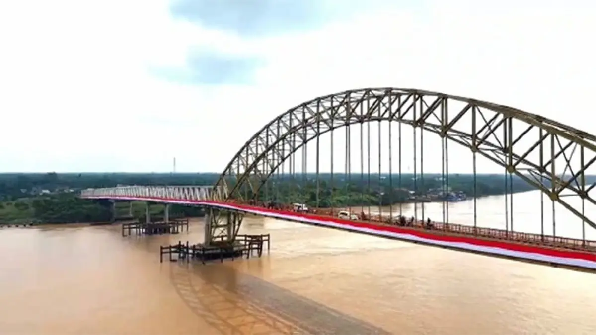 Bendera merah putih tampak membentang di Jembatan Rumbai Kecamatan Kempas dan Tempuling Kabupaten Inhil, Selasa (18/8/2026). (Istimewa)