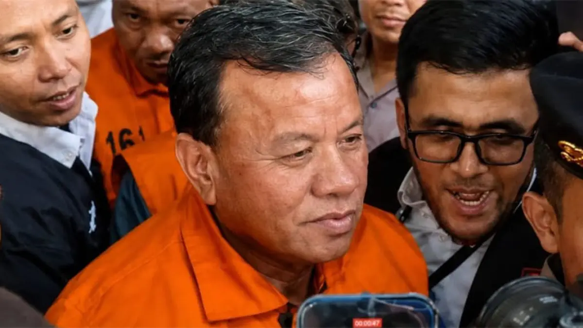 Bupati Kuansing non-aktif, Suhardiman Amby saat mengenakan rompi tahanan KPK. (Dok Riaupos.co)