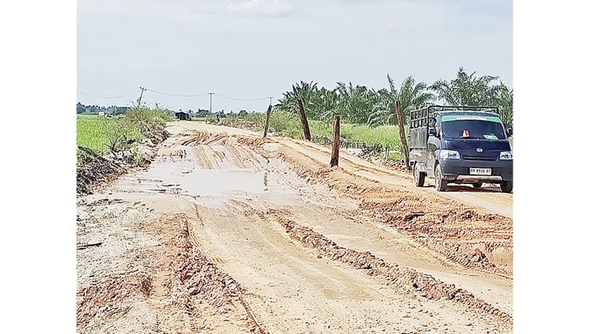 DITIMBUN: Kondisi ruas jalan provinsi Sontang-Duri usai ditimbun oleh Dinas PUPR-PKPP Riau di Desa Sontang, Kecamatan Bonai Darussalam, Rohul, Senin (17/8/2026). (Warga untuk Riau Pos)