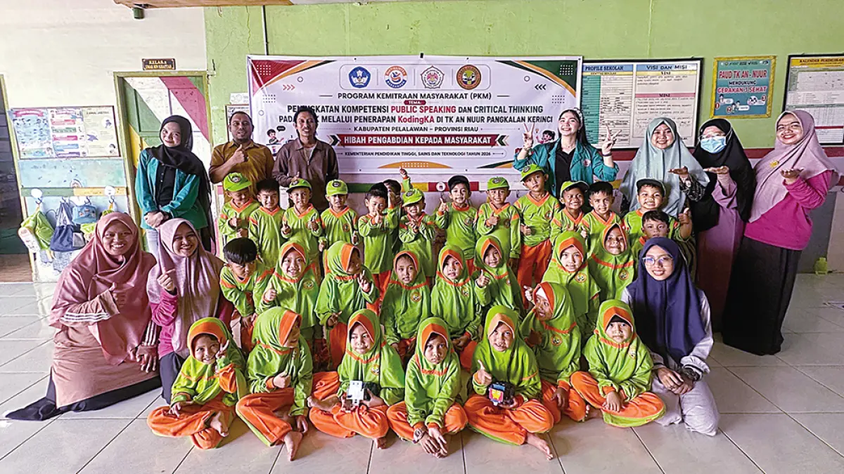 FOTO BERSAMA: Tim pengabdian kepada masyarakat Dosen Universitas Hang Tuah Pekanbaru saat foto bersama guru dan murid TK An-Nuur Pangkalankerinci Timur, Kamis (30/7/2026). (UHTP untuk Riau Pos)
