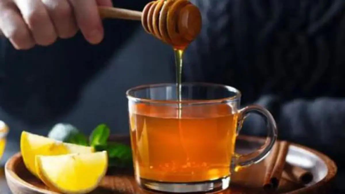 Ilustrasi madu dengan air hangat yang bisa meredakan batuk kering. (Freepik) 