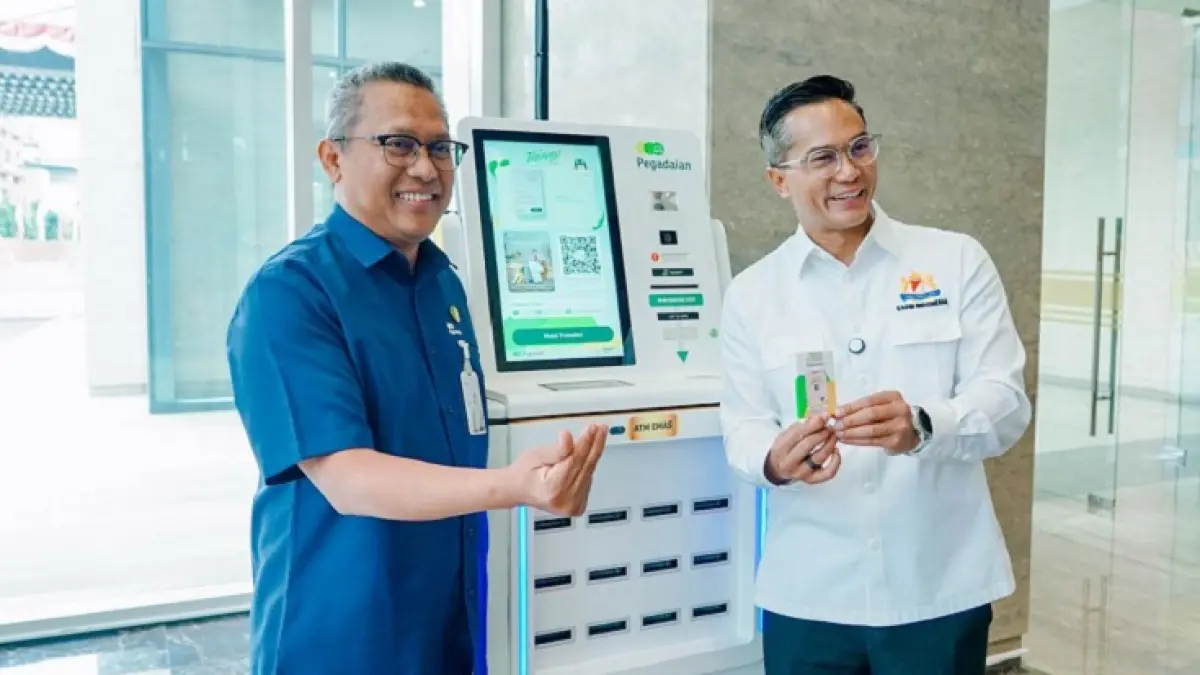  Direktur Utama PT Pegadaian Damar Latri Setiawan dan
Ketua Umum Kadin Indonesia, Anindya Novyan Bakrie (baju putih)
saat penandatanganan Nota Kesepahaman (MoU) Program Pemberdayaan Ekonomi Terintegrasi bertajuk “Kolaborasi Strategis Kadin dan Pegadaian untuk MengEMASkan Indonesia”. Acara penandatanganan berlangsung di Ballroom Pegadaian Tower, Jakarta, belum lama ini.