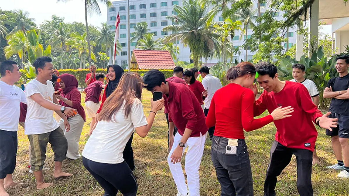 Keseruan lomba antar karyawan Aryaduta Pekanbaru untuk menyemarakkan kemerdekaan. (Riaupos.co)
