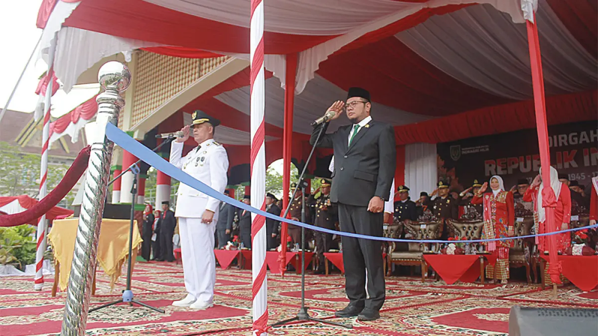 Ketua DPRD Inhil Iwan Taruna ST MSi  bersama Bupati Inhil Herman memberikan hormat saat pengibaran bendera Merah Putih di Lapangan Upacara Gajah Mada, Tembilahan, Senin (17/8/2026).