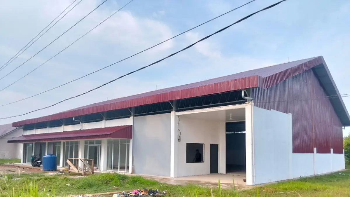 Kondisi salah satu gedung KDMP di Kecamatan Tebingtinggi yang masih dalam tahap pembangunan.(Wira Saputra/Riaupos.co)