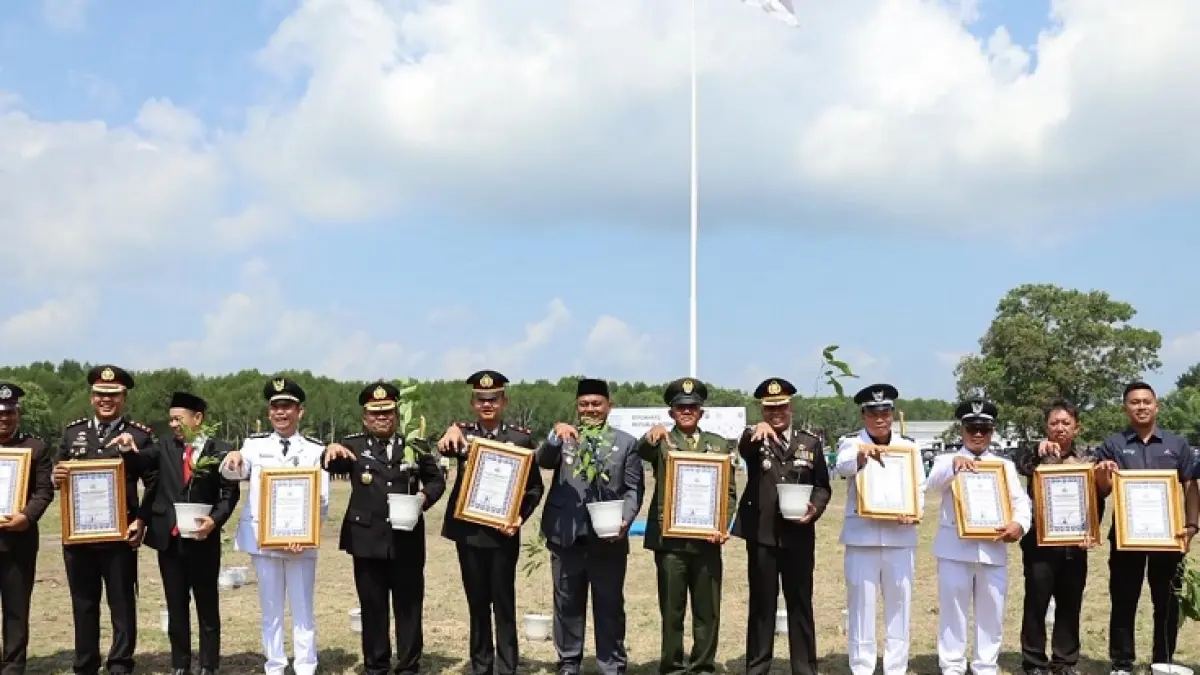 Ketua DPRD Siak Indra Gunawan, Wabup Syamsurizal, Direktur Pembinaan Masyarakat (Dirbinmas) Polda Riau Kombes Pol Eko Budhi Purwono SIK, Kapolres Siak AKBP Sepuh Ade Irsyam foto bersama para penerima penghargaan Polda Riau di Kampung Bunsur, Kecamatan Sungai Apit, Siak, Senin (17/8/2026). (Istimewa)