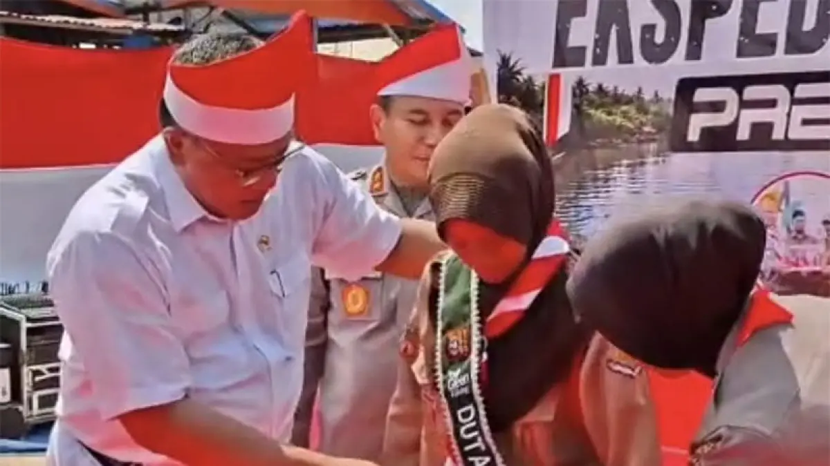 Naila dinobatkan oleh Mentri LH Jumhur Hidayat sebagai Duta Mangrove setelah kepeduliannya terhadap lingkungan di Desa Kuala Selat, Kecamatan Kateman, Inhil baru-baru ini. (Istimewa)