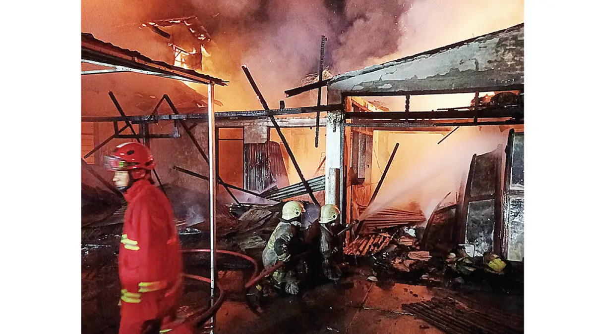 PADAMKAN KEBAKARAN: Petugas berjibaku melakukan upaya pemadaman kebakaran yang melanda sebuah rumah dua lantai di Jalan Chairil Anwar, Kelurahan Cinta Raja, Kecamatan Sail, Senin (17/8/2026) dini hari. (Damkar kota Pekanbaru/riau pos)