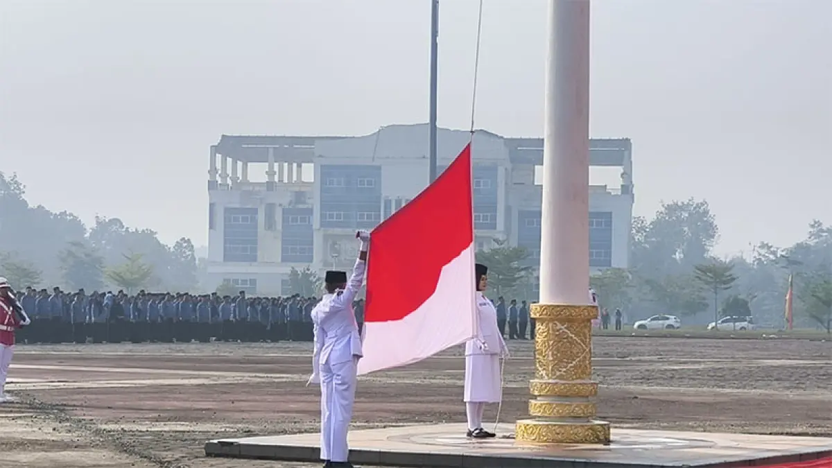 Paskibra sukses menyelesaikan tugas pengibaran bendera pada Upacara Peringatan HUT RI ke-81 di Lapangan Perkantoran Tenayan Raya, Senin (17/2026). (M ALI NURMAN)