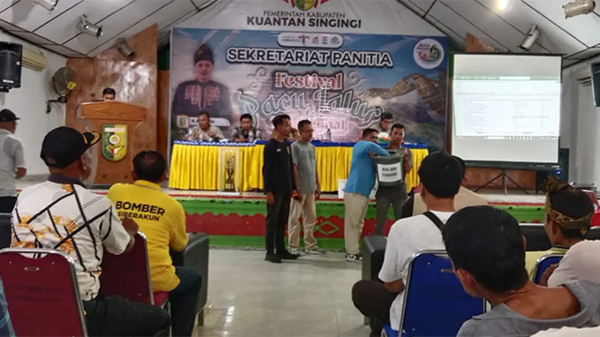 Perwakilan jalur melakukan cabut undi, Selasa (18/8/2026) di Tepian Narosa Teluk Kuantan. Foto Desriandi Candra