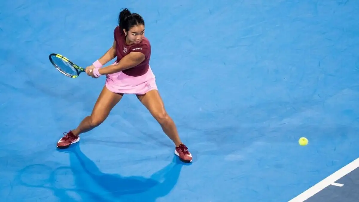 Petenis Filipina Alex Eala unggul 2-0 di set terakhir, tetapi Amanda Anisimova kemudian memenangkan enam game berturut-turut untuk meraih kemenangan. (Robert Prange/Getty Images)