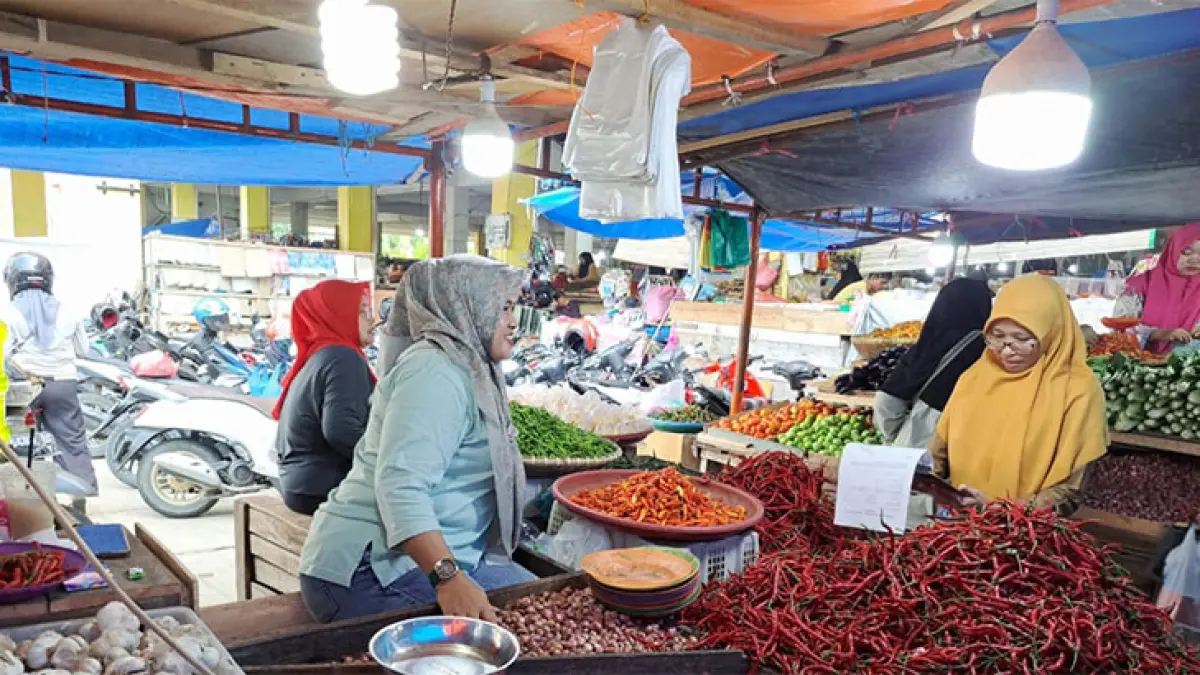 Petugas Disperindagkop-UKM saat mencatat harga Bapok di Pasar Rakyat Kota Rengat, Selasa (18/8/2026). Foto Disperindagkop-UKM