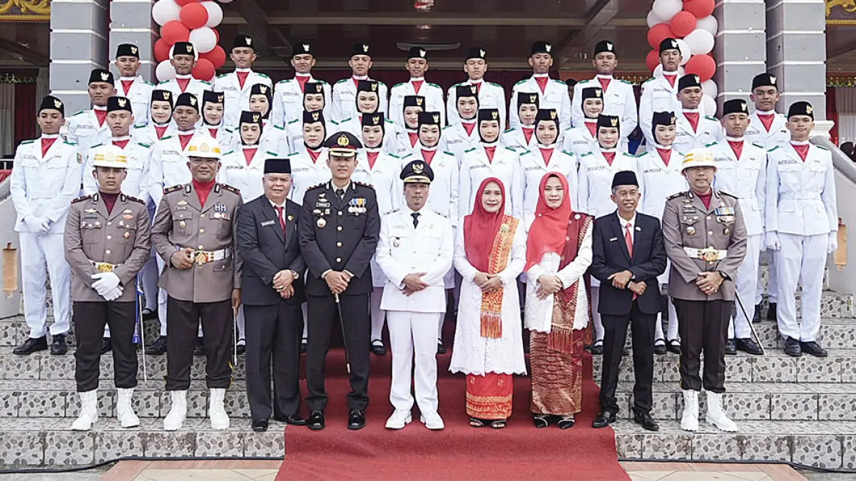 Plt Bupati Kuansing H Muklisin beserta istri, Kapolres Kuansing AKBP Hidayat Perdana SH SIK MH beserta istri, Pj Sekda Drs Muradi MSi beserta istri dan Paskibraka Kuansing foto bersama.