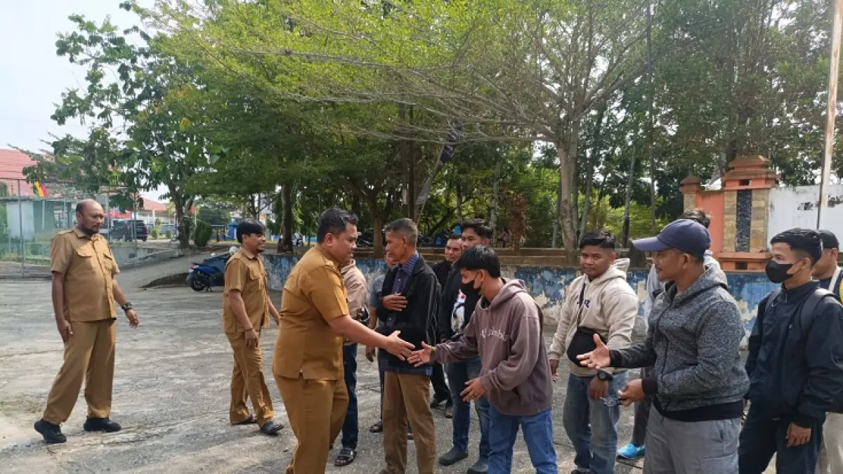 Sekretaris Disporapar Inhu, Aldiar Susenra SSTP MSI bersama saat melepas utusan jalur tahap akhir menuju Telukkuantan di halaman Kantor Disporapar, Selasa (18/8/2026). (Disporapar Inhu)