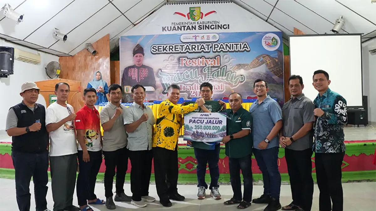 SHR Manager RAPP Raja Elwan Jumanri menyerahkan bantuan pacu jalur yang diterima Pj Sekda Drs Muradi MSi didampingi Ketua Umum Pacu Jalur 2026 Andi Cahyadi, Selasa (18/8/2026) di Sekretariat Gedung Narosa Teluk Kuantan. Foto Desriandi Candra