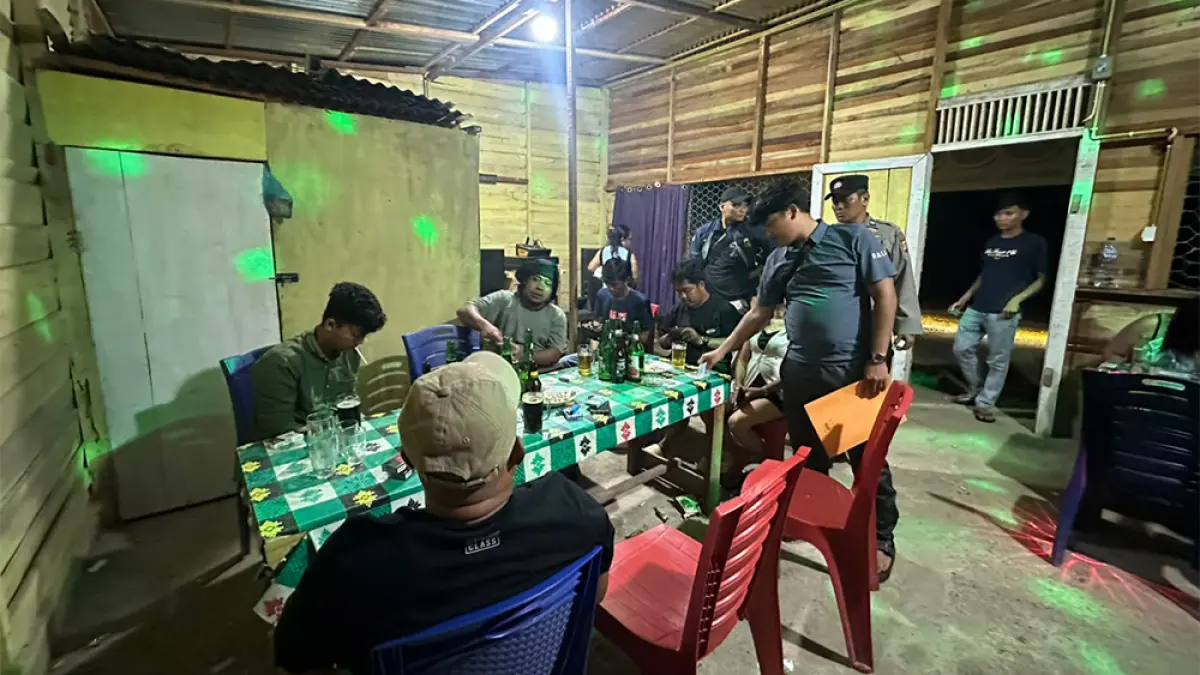 SITA MIRAS: Personel Polsek Kuantan Mudik dan Polres Kuansing melakukan Operasi Pekat di Desa Kasang, Kecamatan Kuantan Mudik, Ahad (16/8/2026) malam. Hasilnya, sejumlah minuman keras diamankan atau disita petugas.(Polres Kuansing untuk riau pos)