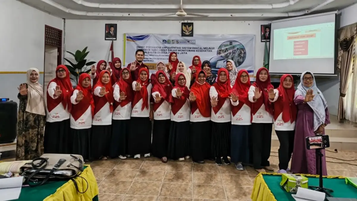Tim Pengabdian kepada Masyarakat Dosen Unri saat foto bersama para kader Posyandu Desa Pandau Jaya, Kecamatan Siak Hulu, Kabupaten Kampar, belum lama ini. &nbsp;(Unri Untuk Riau Pos)