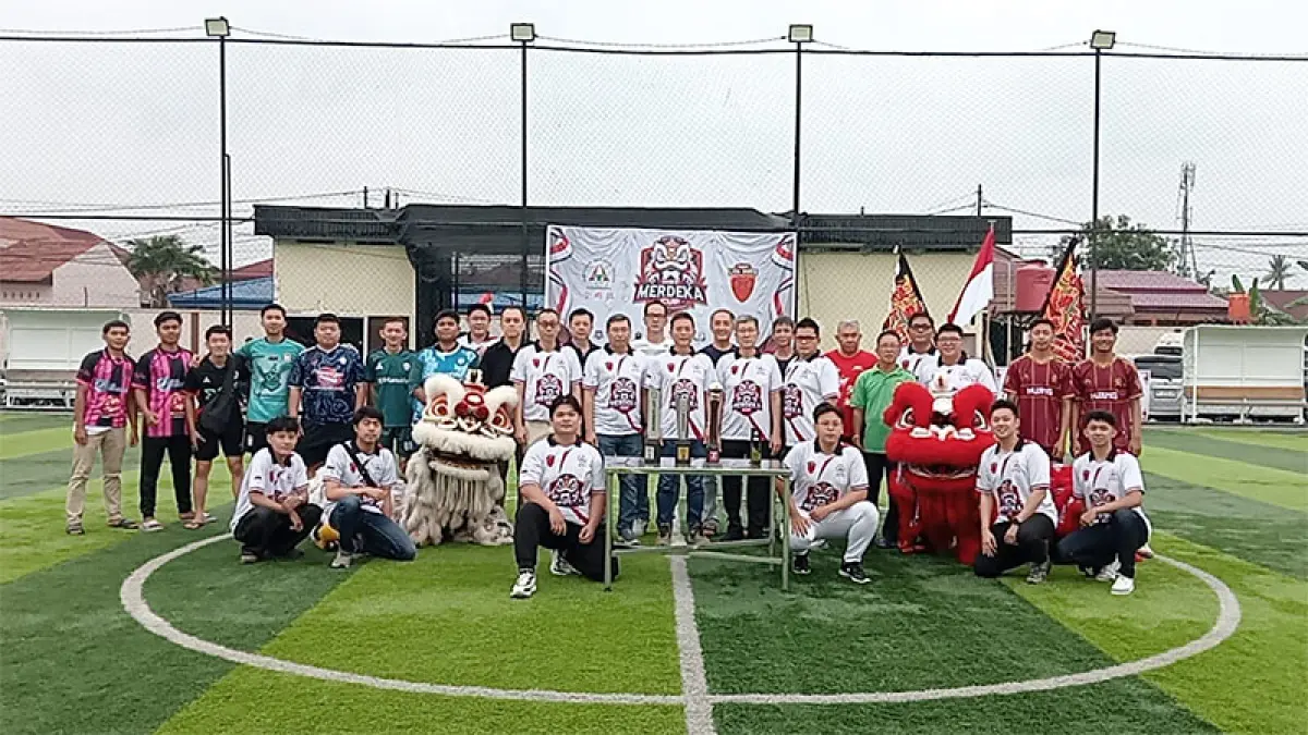 Tuako HBT Pekanbaru Harry Suwandi bersama pengurus, foto bersama para peserta turnamen mini soccer Merdeka Cup 2026, Senin (17/8/2026). Prapti Dwi Lestari