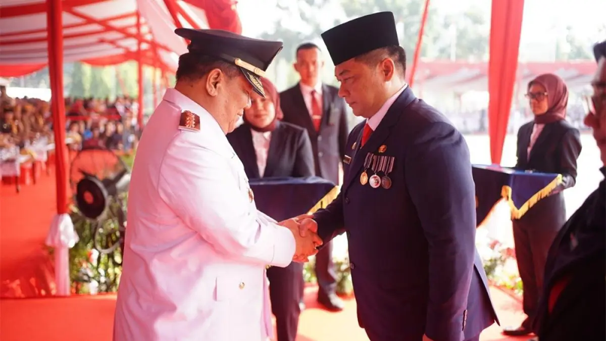 UCAPAN SELAMAT: Plt Gubri SF Hariyanto memberikan ucapan selamat kepada Sekdaprov Riau Syahrial Abdi, Senin (17/8/2026). (Diskominfo Riau untuk Riau Pos)
