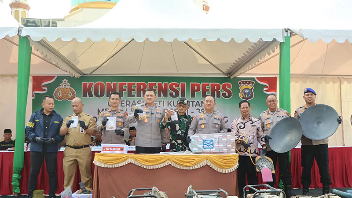Wakapolda Riau Hengki Haryadi memimpin konferensi pers pemberantasan PETI di wilayah Kabupaten Kuantan Singingi. (Istimewa)
