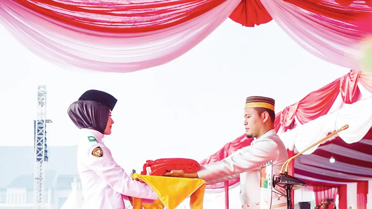 Wali Kota Pekanbaru Agung Nugroho sebagai inspektur upacara menyerahkan bendera Merah Putih yang akan dikibarkan untuk upacara peringatan HUT ke-81 RI di Kompleks Perkantoran Wali Kota Pekanbaru, Tenayan Raya, Senin (17/8/2026). (Istimewa)